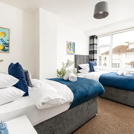 New-bright & Large Home-families-groups & Business -by Fabaccommodation Ferienhaus Bristol