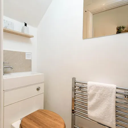 New-bright & Large Home-families-groups & Business -by Fabaccommodation * Bristol