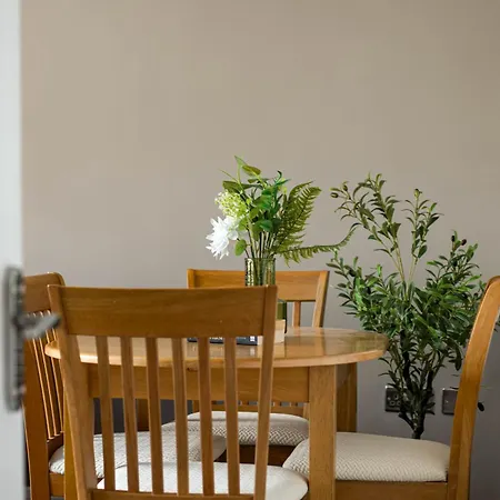 New-bright & Large Home-families-groups & Business -by Fabaccommodation * Bristol