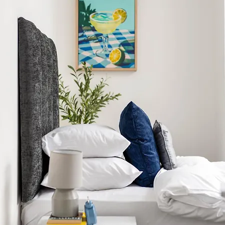 New-bright & Large Home-families-groups & Business -by Fabaccommodation *