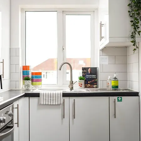New-bright & Large Home-families-groups & Business -by Fabaccommodation * Bristol