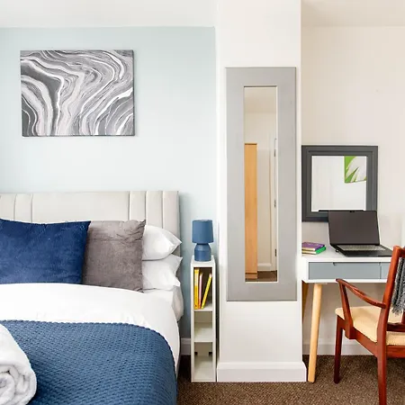 New-bright & Large Home-families-groups & Business -by Fabaccommodation * Bristol